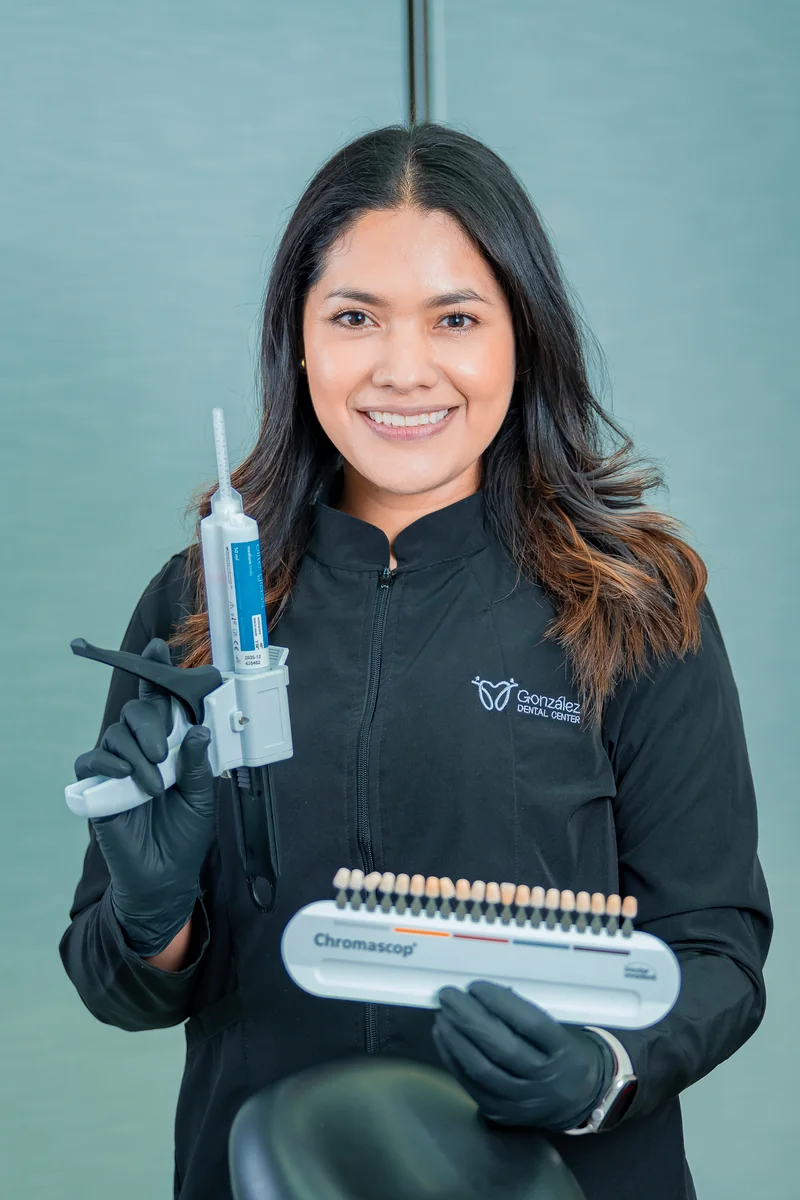 Profesional de González Dental Center con materiales de odontología estética